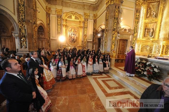 Ofrenda floral a la Virgen de las candidatas a Reina de la Huerta