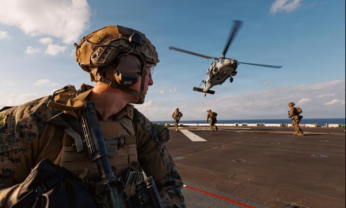 Marines norteamericanos hacen ejercicios con un helicóptero en el mar de Filipinas el pasado 30 de enero.