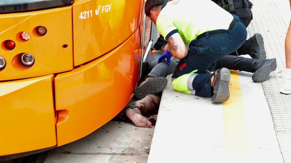 Cae accidentalmente a las vías del TRAM en Alicante con el tranvía ya en marcha y es arrastrado