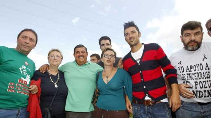 David Villa con su padre y más mineros