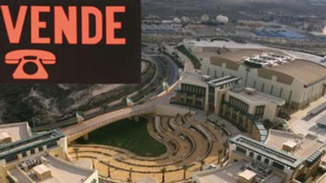 Fotomontaje de Ciudad de la Luz con el cartel de "Se vende"