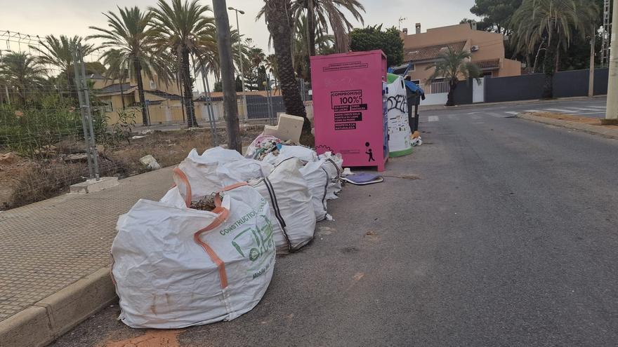 Vecinos localizan más de 30 escombreras ilegales en Orihuela Costa