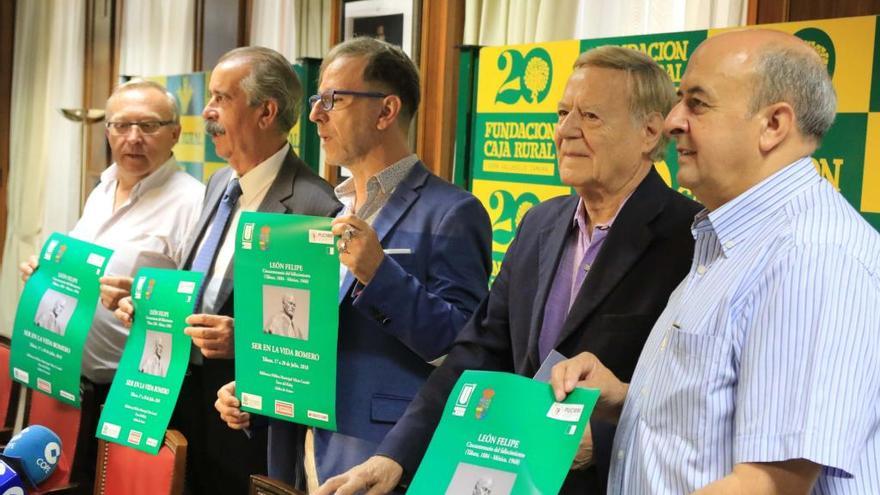 El alcalde de Tábara, José Ramos; el diputado provincial de Cultura, José Luis Bermúdez; el director del curso, Jesús Losada; el hispanista italiano Gabriele Morelli y el secretario de la Fundación Caja Rural de Zamora, Feliciano Fernández, presentan la Universidad de Verano León Felipe que se celebrará en Tábara.