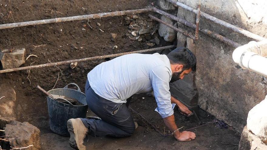 Excavación para localizar el antiguo convento de San Lorenzo en La Orotava.