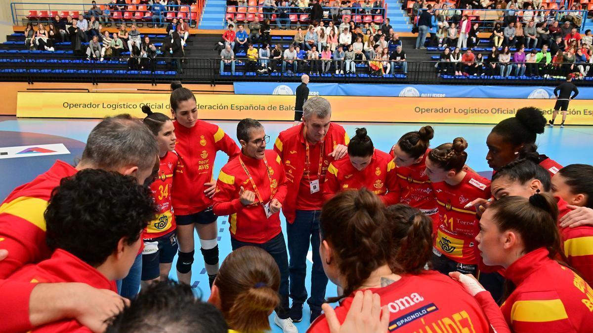 El seleccionador José Ignacio Prades arenga a las 'Guerreras' antes de un partido