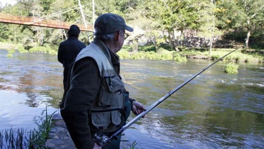 Arriba, pescadores en las aguas del Ulla. Abajo, una madre y su hijo prueban dos de las tapas del concurso.  // Bernabé/Cris M.V.