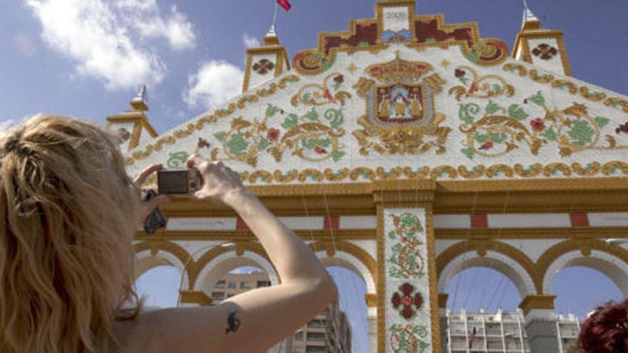 Una turista fotografía la portada de la Feria de Abril de Sevilla en 2009.