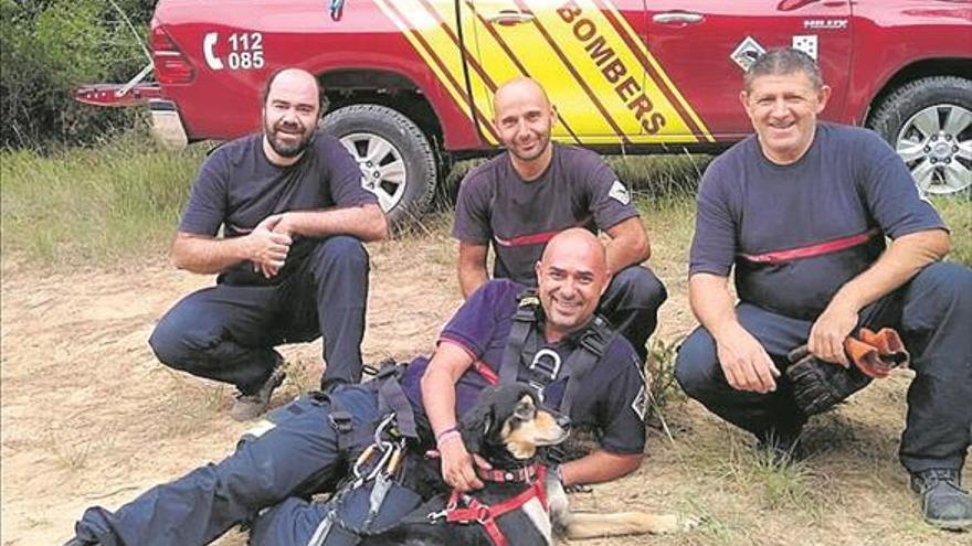Rescatan a un perro que llevaba un día atrapado en un barranco de Culla