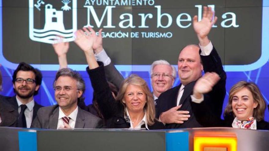 Promoción. La alcaldesa de Marbella, Ángeles Muñoz, con otros representantes municipales, ayer en la sede de la Bolsa electrónica Nasdaq, en Nueva York.