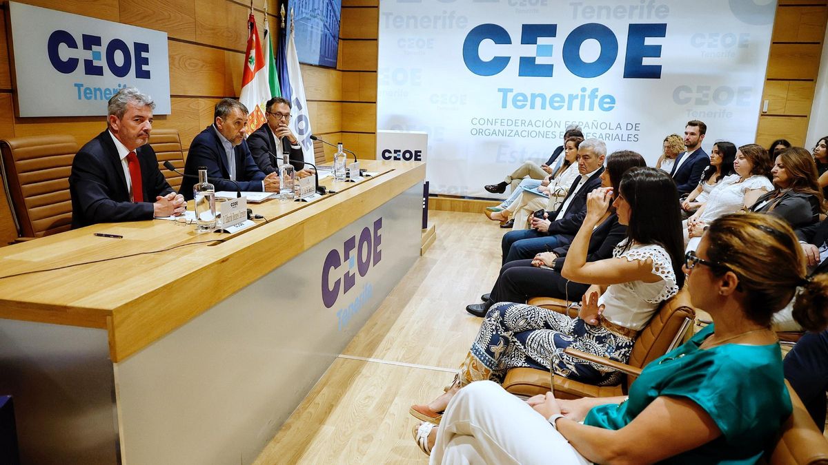 El alcalde y el concejal de Desarrollo Estratégico de Santa Cruz presentan los proyectos que precisan financiación europea para desarrollar en los barrios.