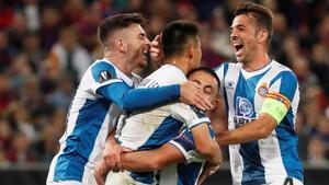 Campuzano, Víctor Sánchez y Vargas se abrazan con Wu Lei, autor del primer gol.