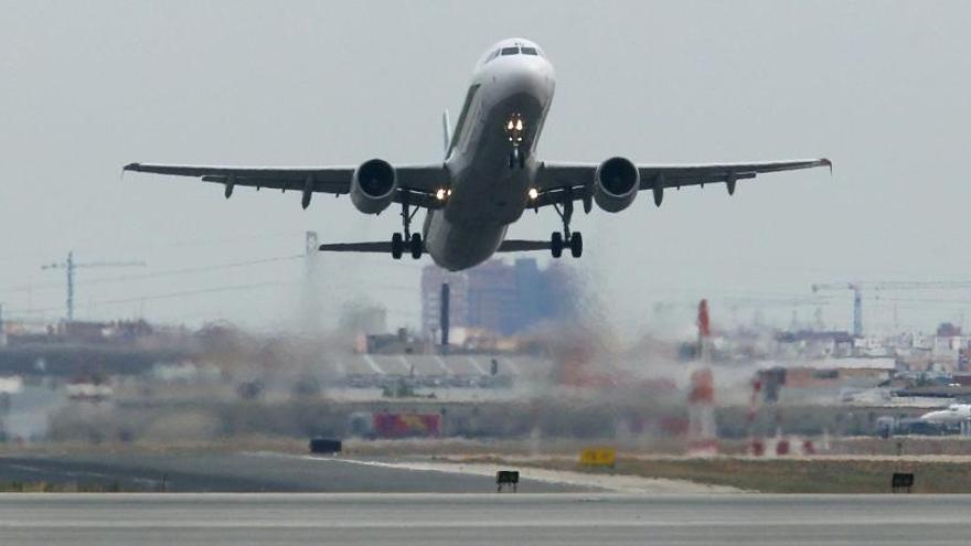 Un pasajero pilota un avión de Manchester a Alicante para salvar sus vacaciones