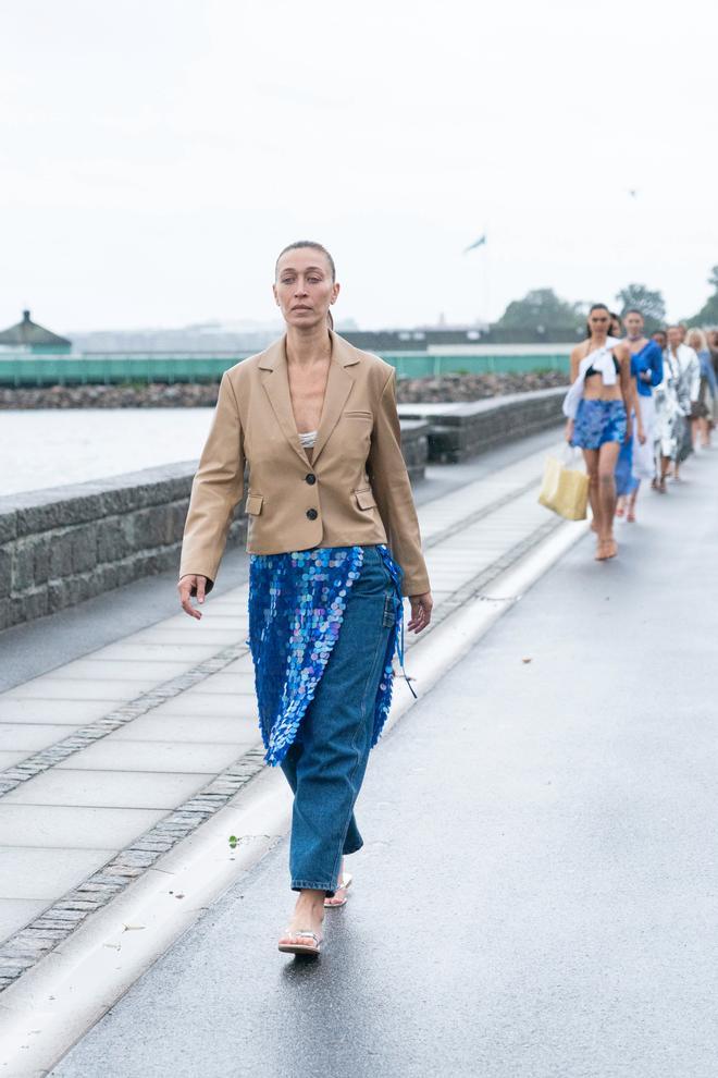 Alana Hadid debuta como modelo en el desfile de Saks Potts primavera-verano 2024