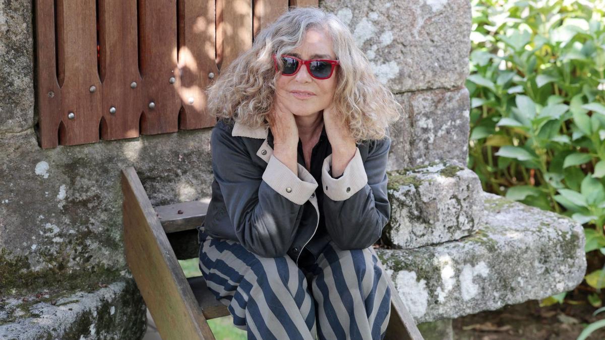 La cantante María Monsonís, en el hórreo de su casa.