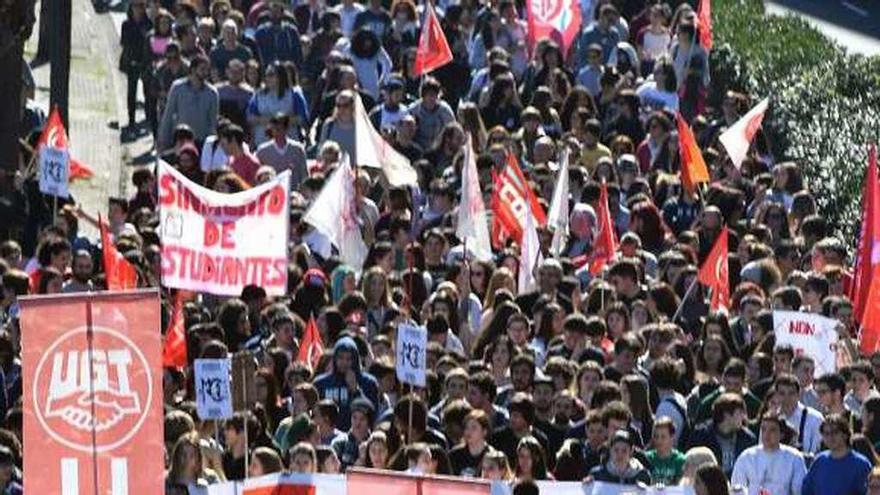 Participantes en una marcha contra la Lomce, en A Coruña.