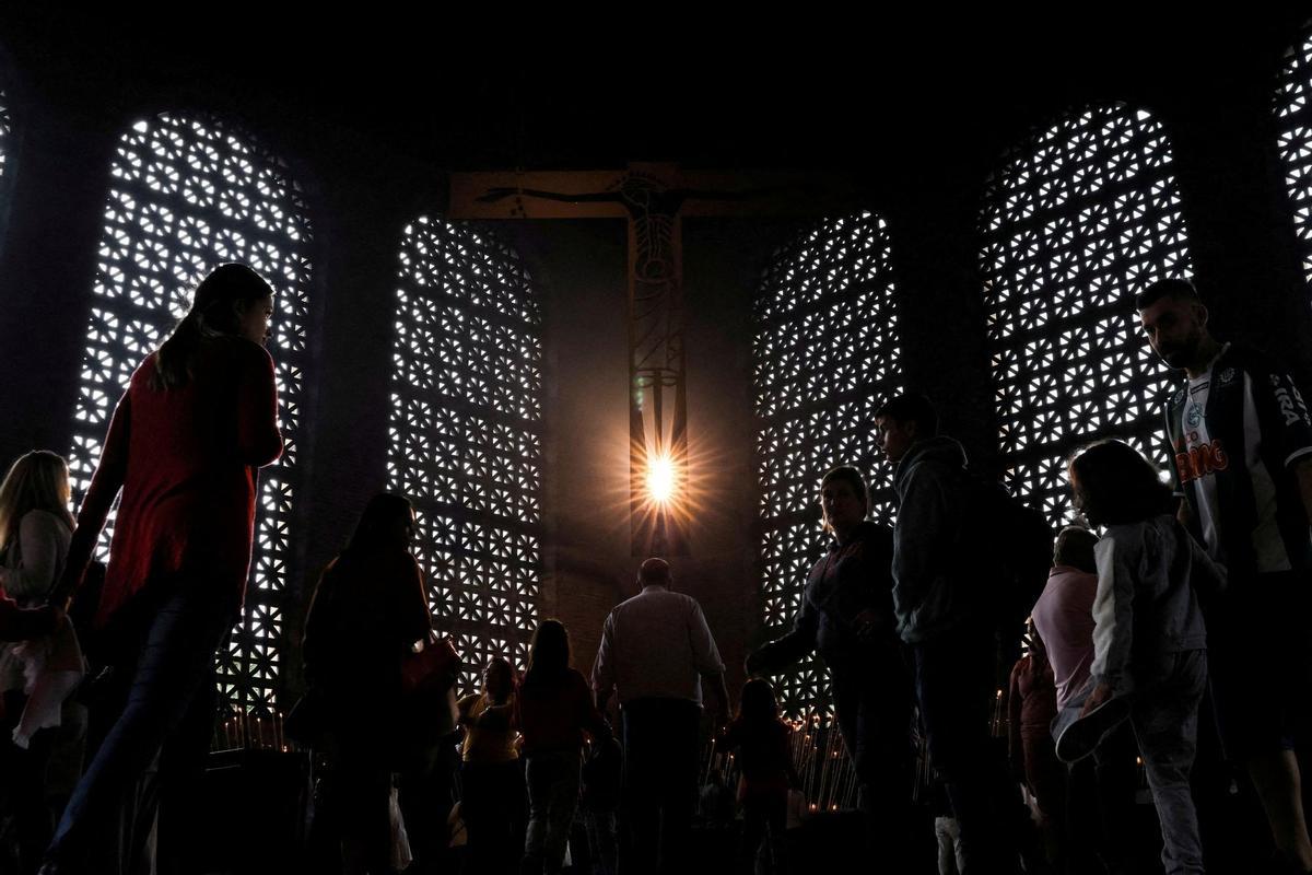 Rezos de Semana Santa en la localidad brasileña de Aparecida del Norte.