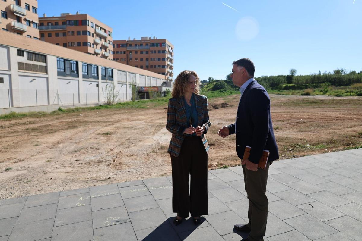 Folgado y Gozalbo en el solar del futuro aparcamiento.
