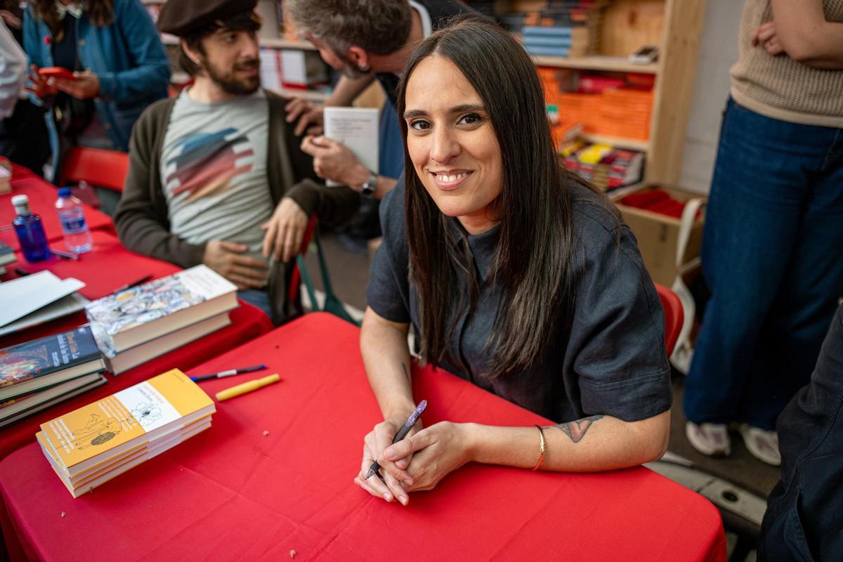 La escritora Lucía Solla firma ejemplares de sus libros en la Fira de Llibres de Sant Jordi.
