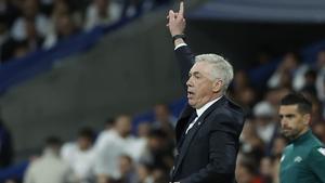 Ancelotti señala al camino