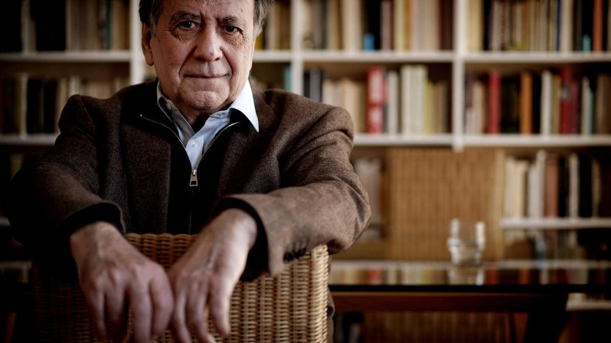 El escritor Luis Landero posa después de la entrevista. FOTO JOSÉ LUIS ROCA