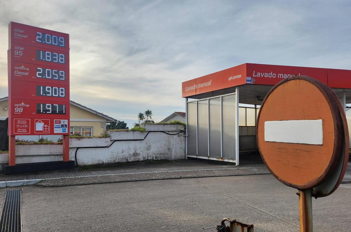 Indicador de precios de la gasolinera Moeve situada en la avenida Ricardo Mella, en Vigo.