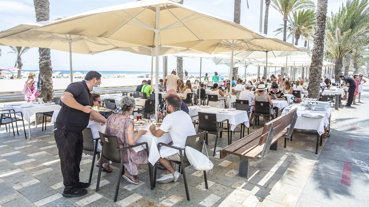 En bares y restaurantes ya es obligatorio que te sirvan agua gratis