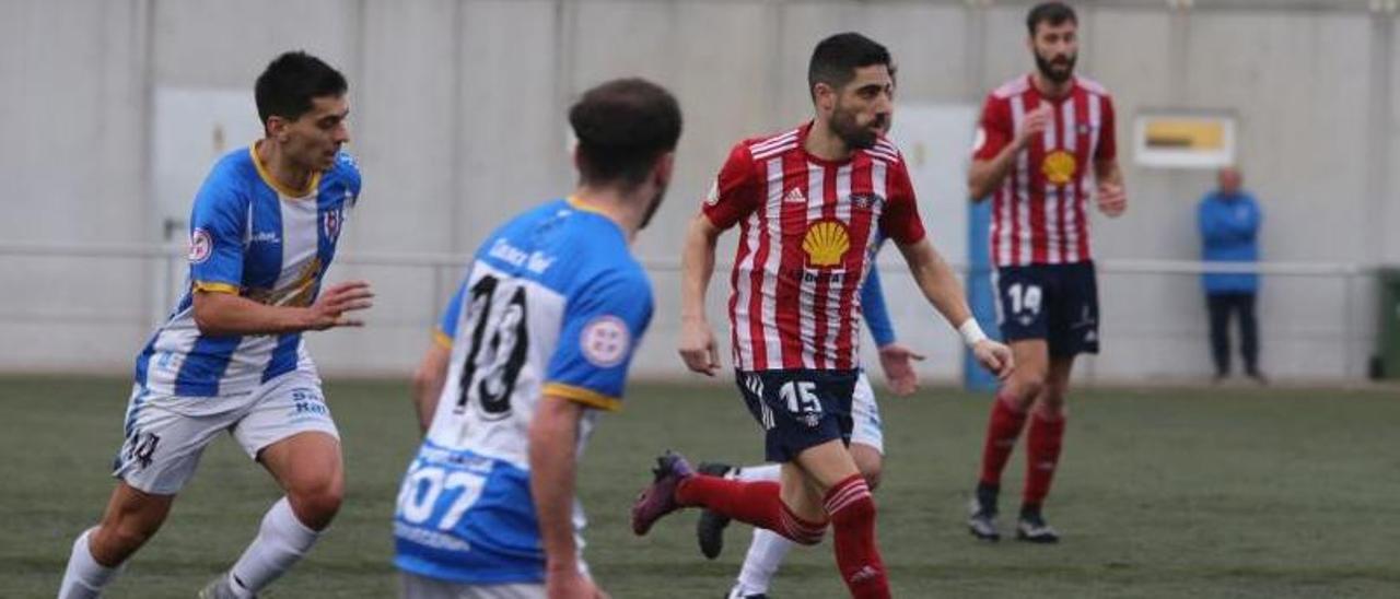 Jesús Varela conduce el balón en el encuentro entre Alondras y Arzúa. |  // SANTOS ÁLVAREZ