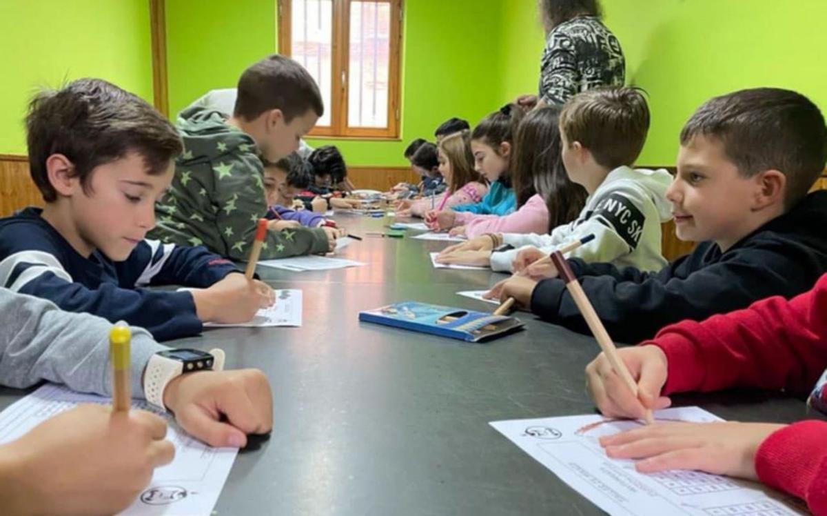 Niños en el taller de magia del Punto Joven. | E. P.