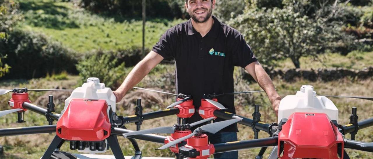 Hectáreas de viñedo de Baixo Miño y Ribeira Sacra, a vista de pájaro. El técnico superior en Gestión forestal y en Salud ambiental, también piloto aplicador de Fitosanitarios e instructor de drones David Blanco es uno de los formadores que estas semanas imparte cursos para jóvenes agricultores en Galicia a través de la Consellería de Medio Rural. Logró casar sus estudios con su afición a los drones y reconvertir todo en una carrera profesional. A título privado, las cámaras multiespectrales de sus drones recogen información a distancia sobre hectáreas de viñas del Baixo Miño y Ribeira Sacra, para luego aplicar los tratamientos necesarios. | CEDIDA