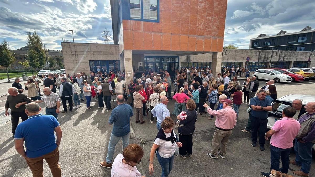 Vecinos, concentrados ante el centro de salud de Lugones durante una protesta.
