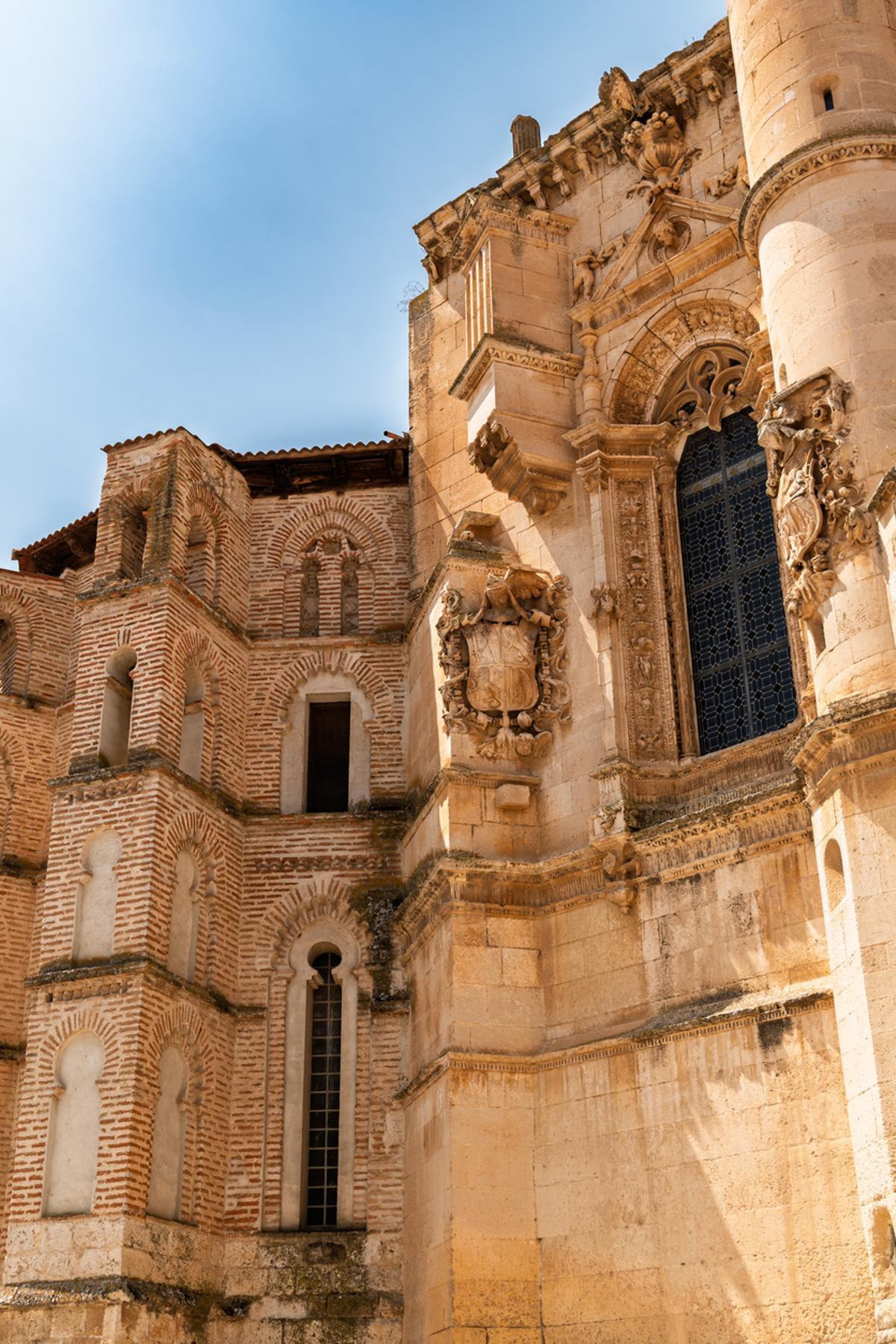 Peñafiel, Valladolid, España Vista de la Iglesia de San Pablo, mostrando su histórica fachada de piedra y detalles arquitectónicos