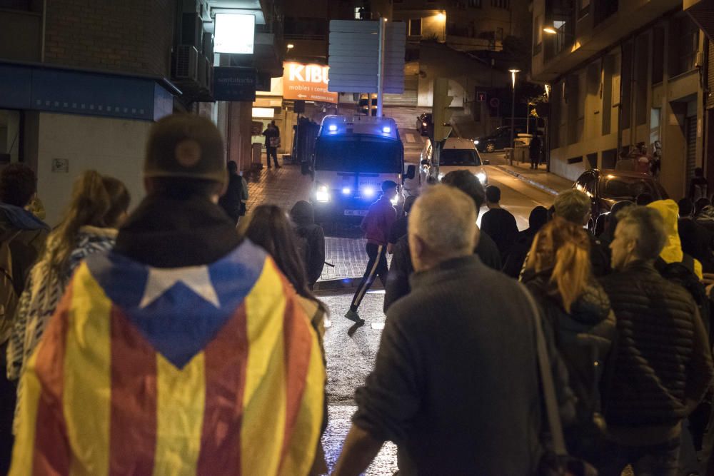 Antifeixistes i espanyolistes conflueixen davant la Guàrdia Civil de Manresa