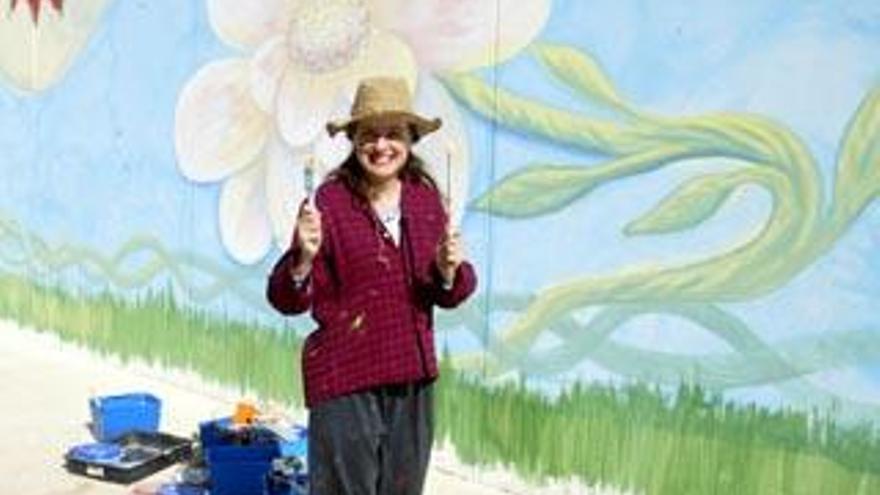 La artista Ouka Leele pintando el mural &#039;Mi jardín metafísico&#039; en Ceutí, en una imagen de 2004