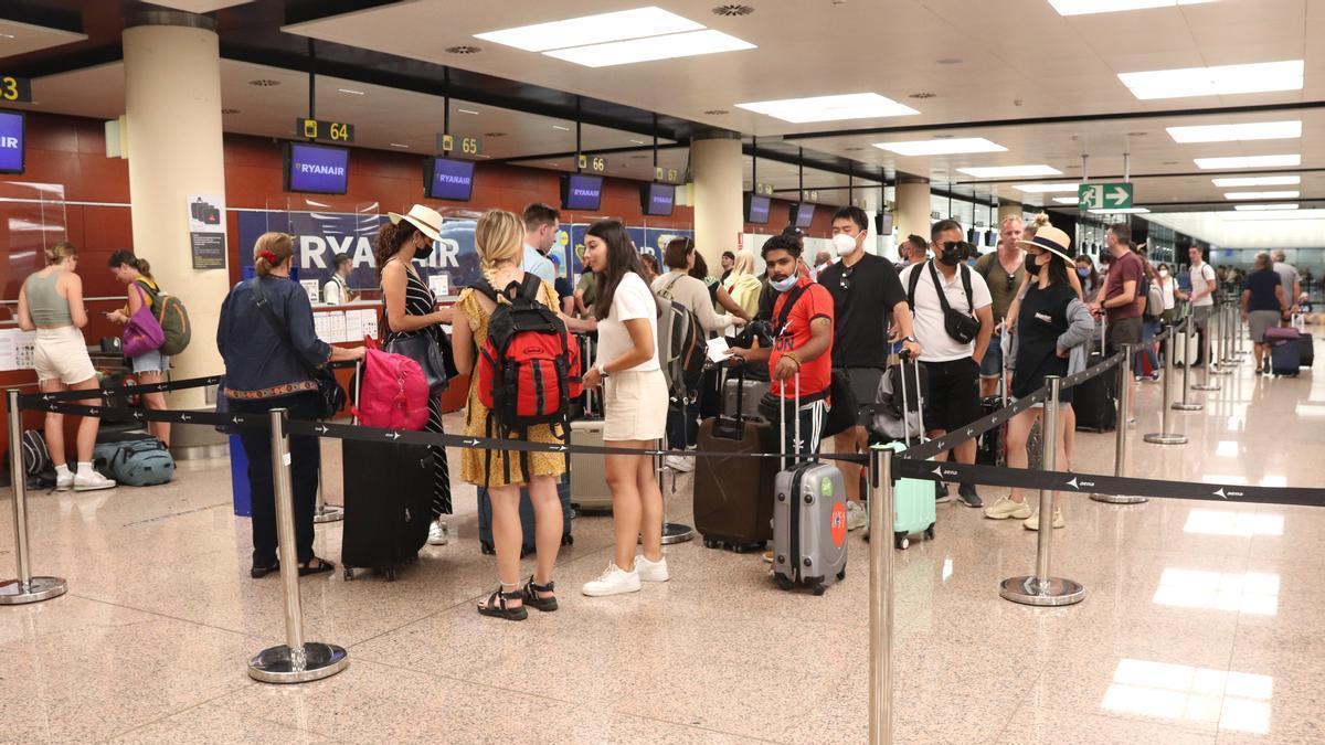 Gent fent cua per facturar els equipatges a Ryanair