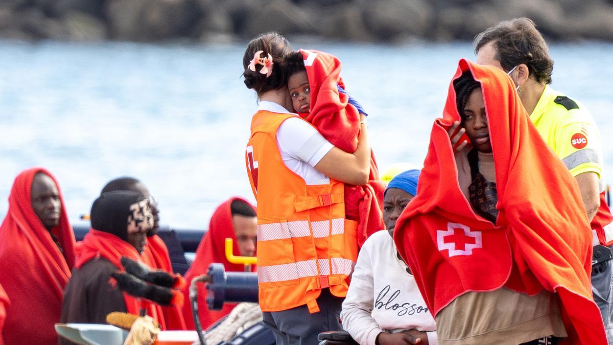 Archivo - Agentes de los equipos de emergencia atienden a los migrantes en el muelle de Arrecife, a 6 de enero de 2025, en Lanzarote, Canarias (España).