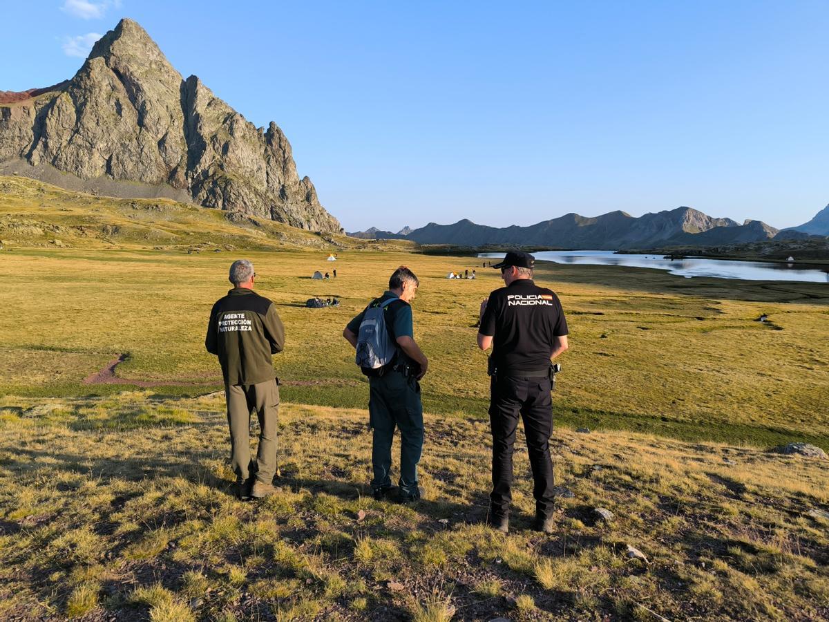Agentes para la Protección de la Naturaleza colaboran con la Guardia Civil y la Policía Nacional para controlar acampadas ilegales en el entorno del ibón de Anayet