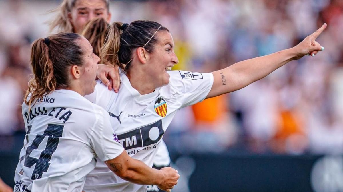 La celebración del VCF Femenino tras conseguir el ascenso