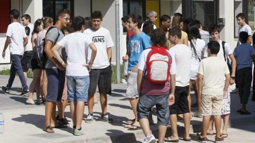 Un grupo de jóvenes a la entrada de un instituto de Sagunt.