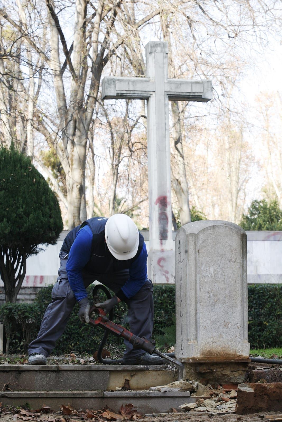 Comienzan los trabajos en el Parque Ribalta para retirar la cruz