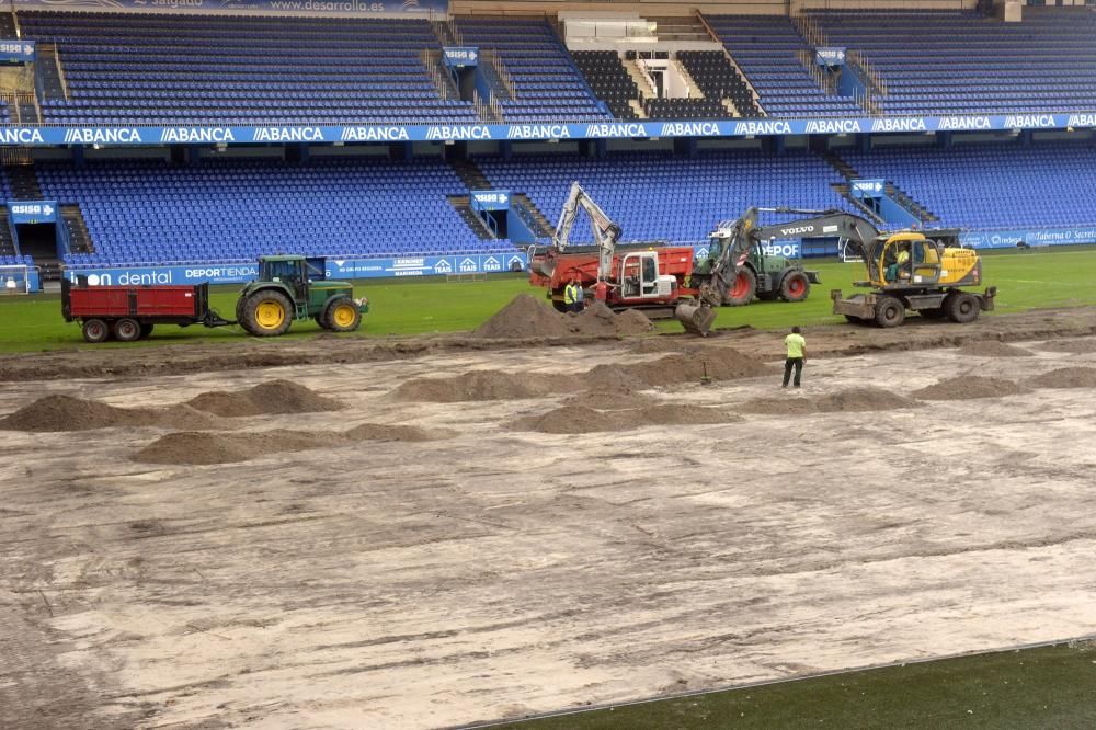 Riazor renueva su césped