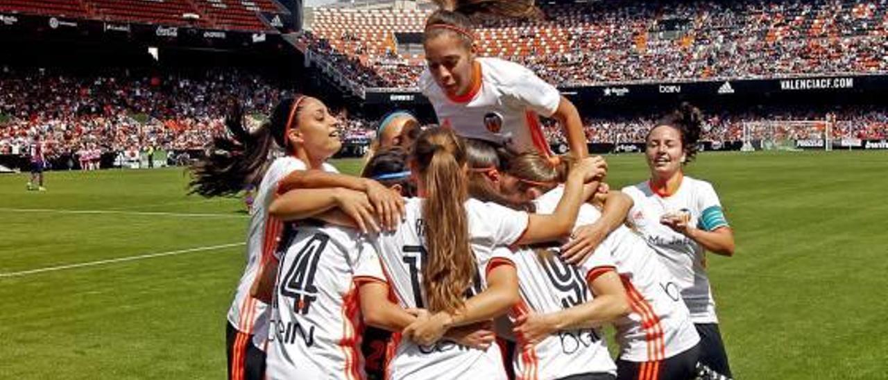 El VCF celebra la victoria del 27 de abril de 2017 en Mestalla.