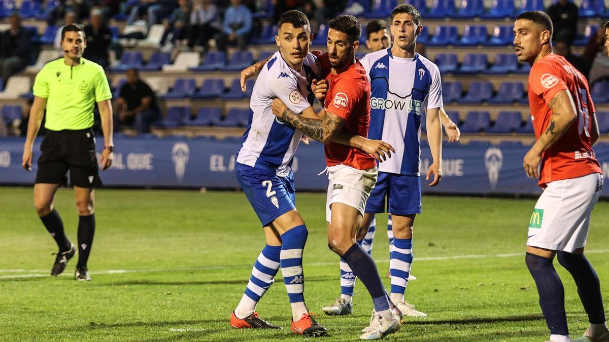 Primi Férriz y José María Pérez &quot;Farru&quot; atacan un corner frente al San Fernando en El Collao