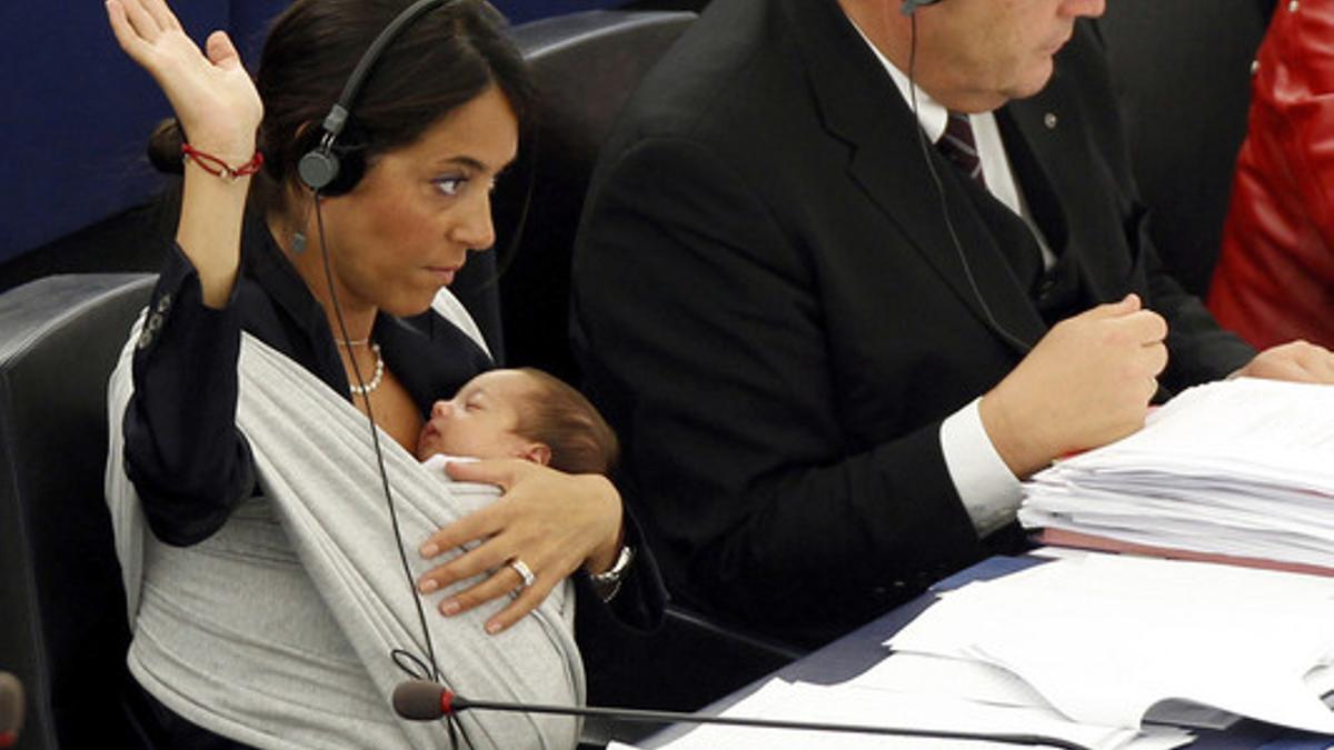 Licia Ronzulli vota en Estrasburgo con su bebé