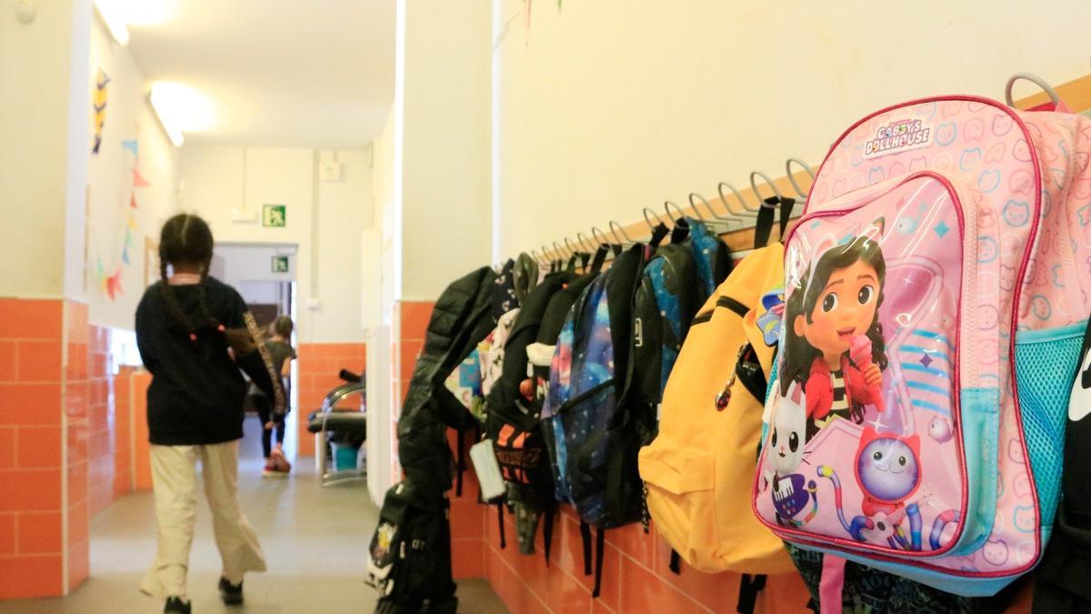 Imatge d’arxiu d’una nena al passadís d’un centre socioeducatiu