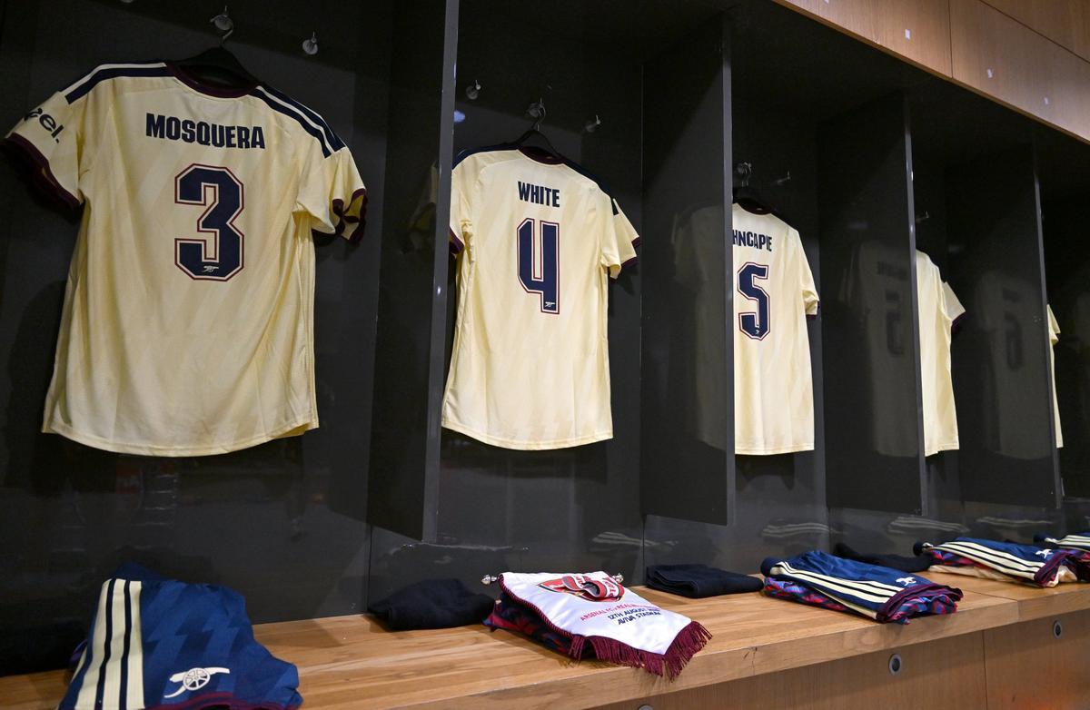 Mosquera, titular con el Arsenal