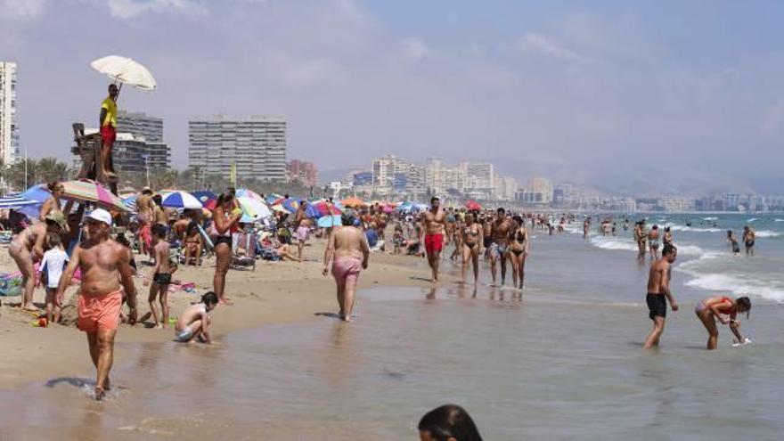 Veraneantes, en la playa de San Juan.