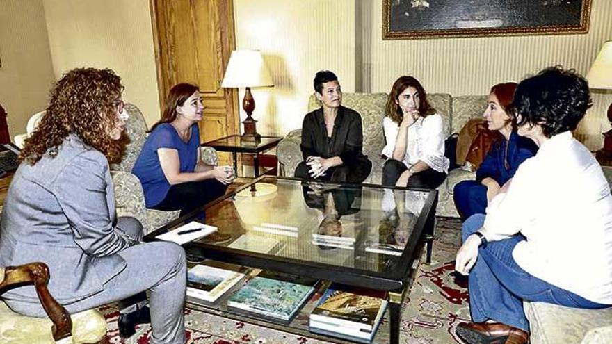 Armengol, Pilar Costa y las representantes de Mujeres que Marcan, ayer en el Consolat de Mar.