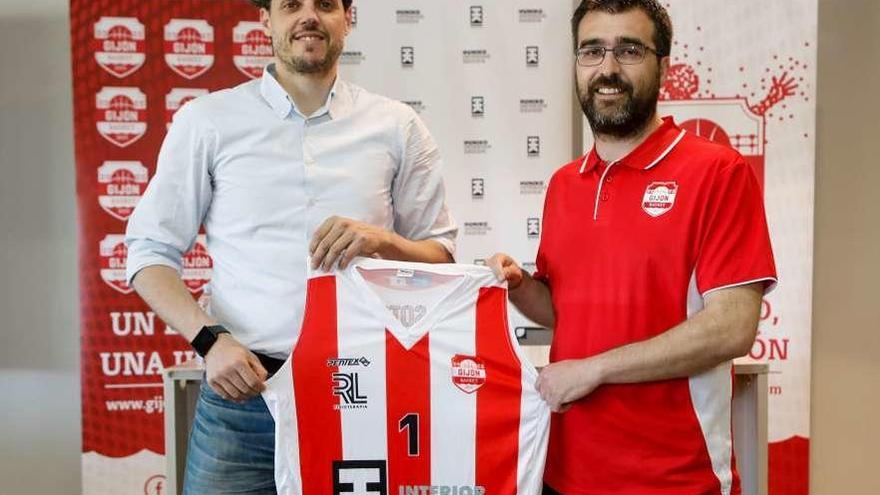 Chus Poves y Fran Sánchez, con la camiseta del equipo.