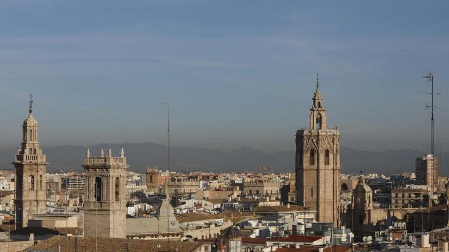 La contaminación sobre el cielo de València.