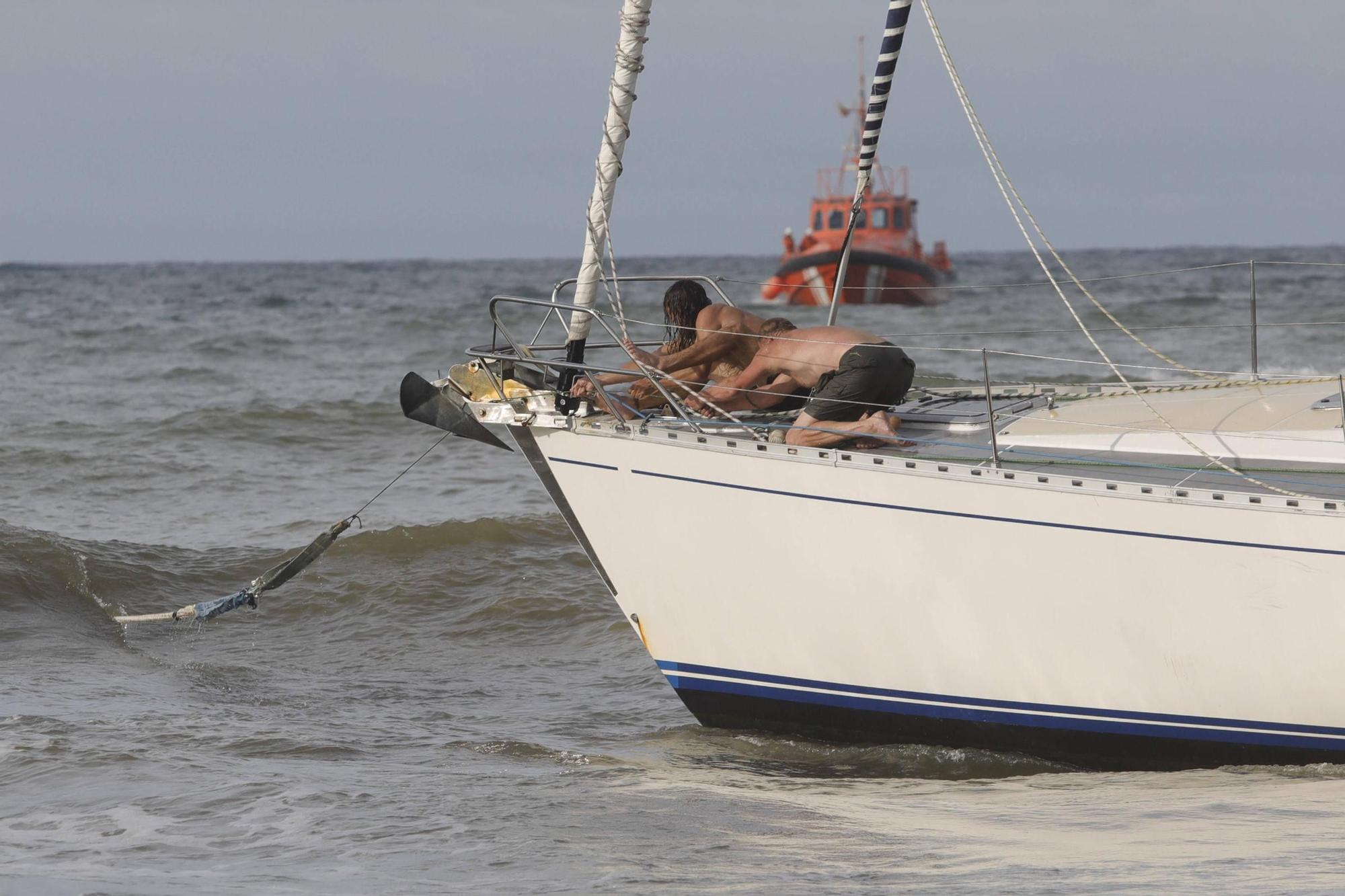 EN IMÁGENES: El operativo para sacar de Bañugues el velero noruego varado en la playa